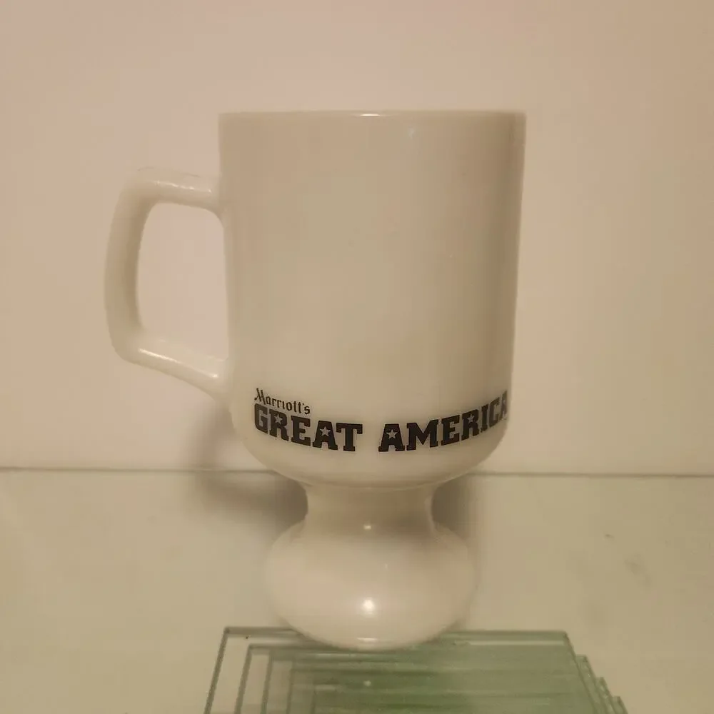 Vintage 1975 Pedestal Milk Glass Bugs Bunny Mug Marriotts Great America